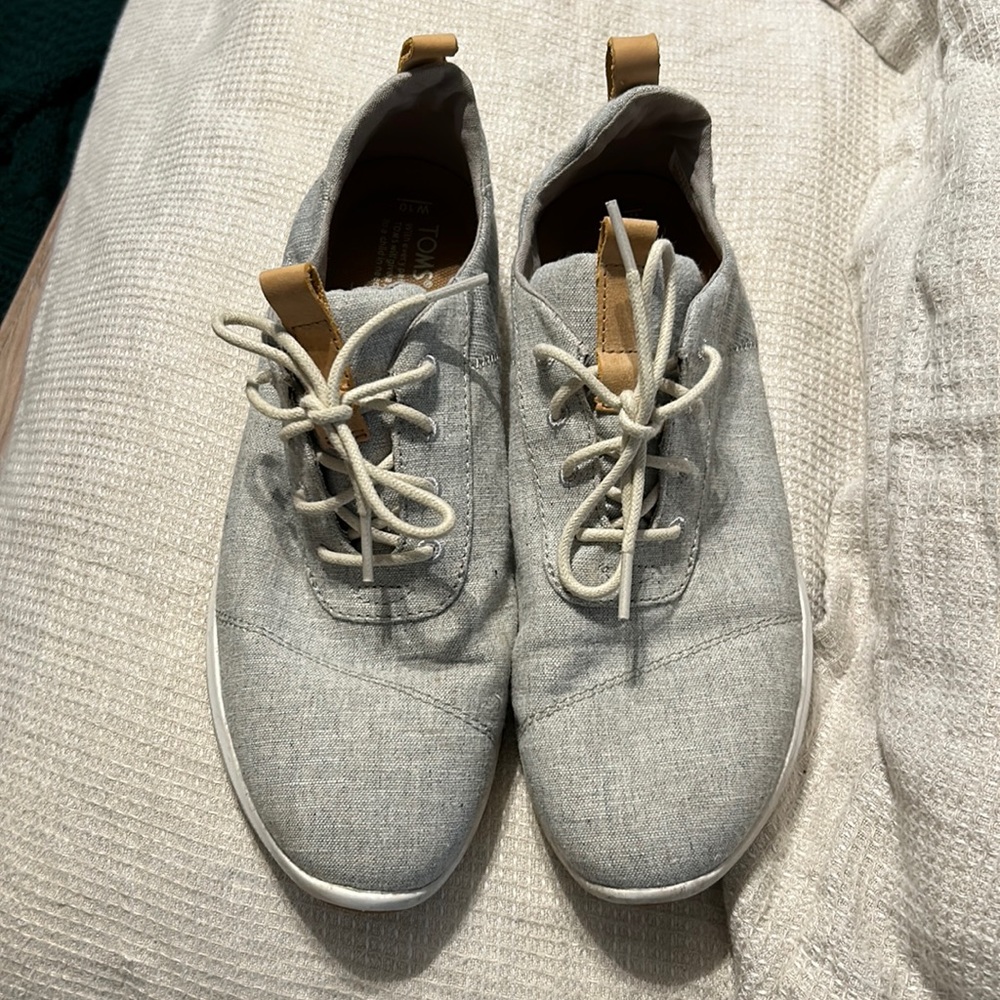 Like new toms lightweight sneakers size 10 women’s